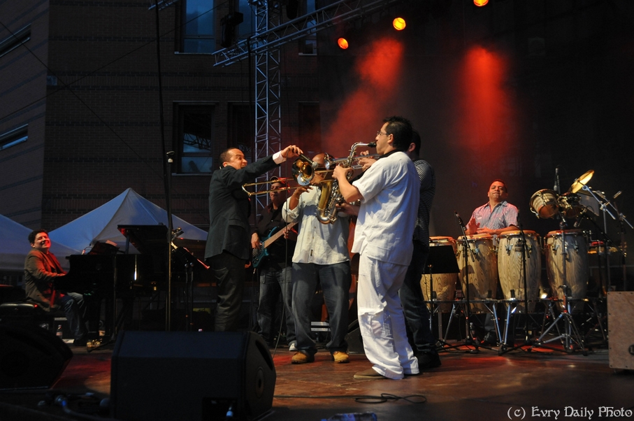 Evry Daily Photo - Fete de la Musique Evry 2010 - Yuri Buenaventura - large - 4735631857.jpg